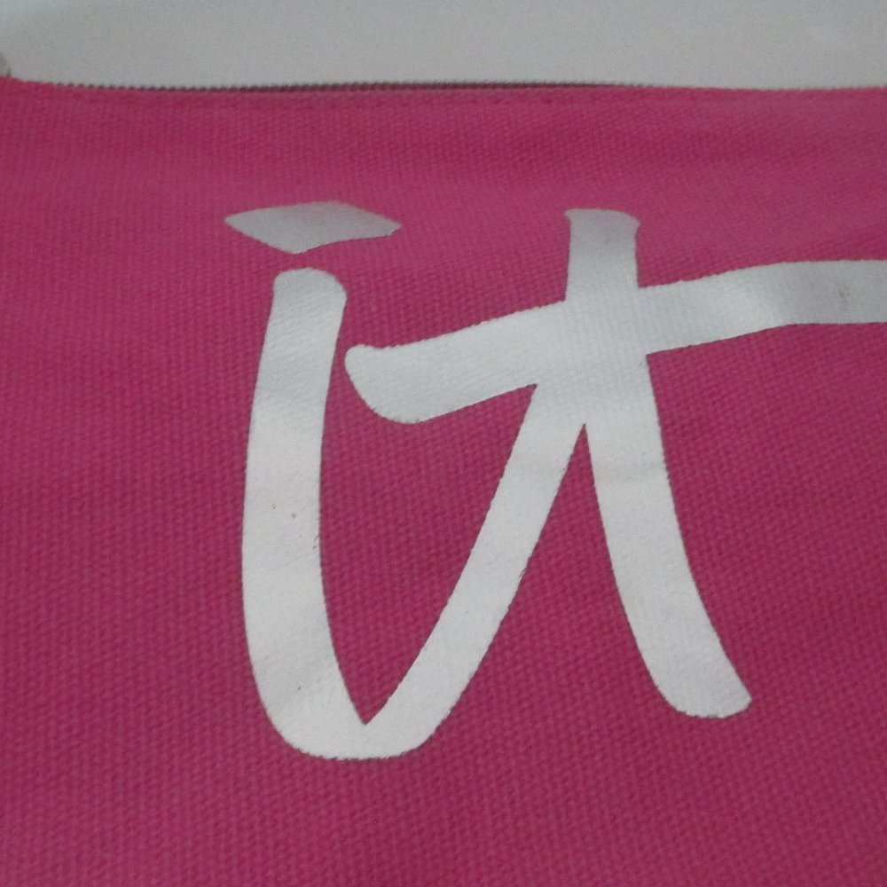 It Cosmetics Hot pink zippered Make up bag - Picture 1 of 4